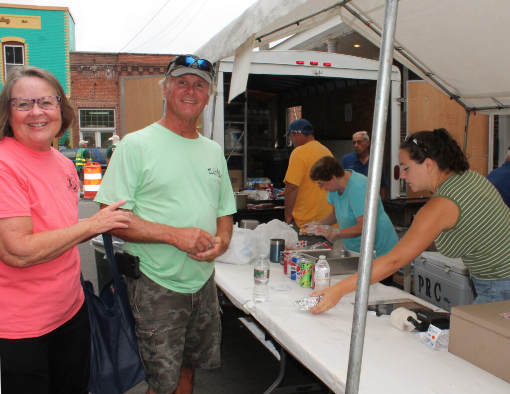 market days 13 dianne and glenn scatcherd buy crab cakes from ruritan vol hannah reid