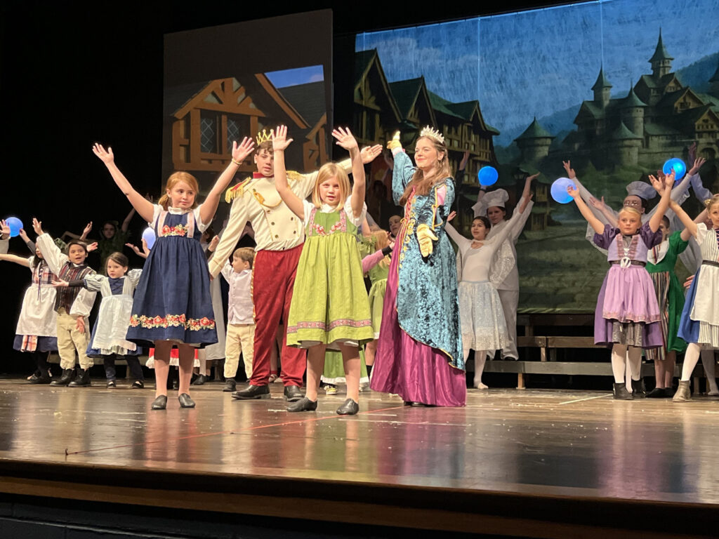 arts frozen young elsa and anna 1