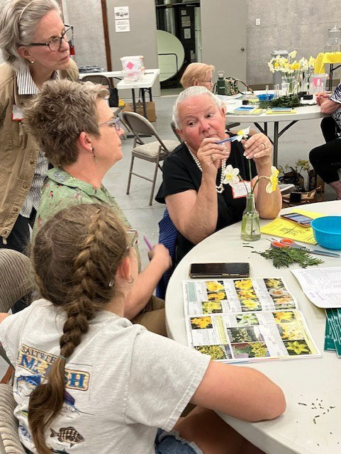 community daffodil club workshop left