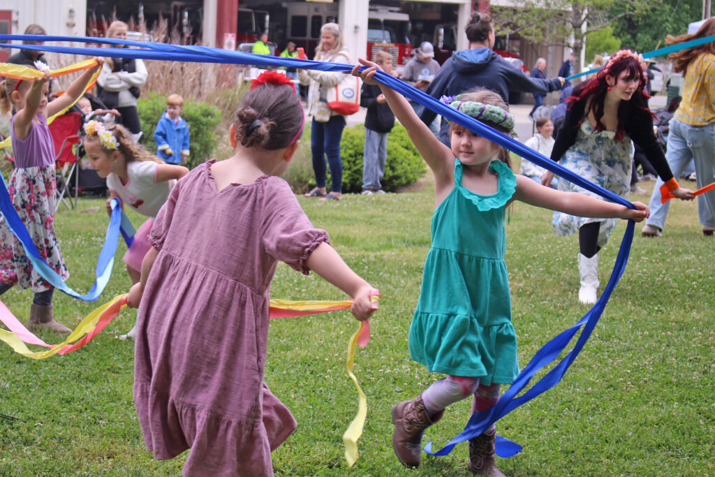 1a may faire maypole